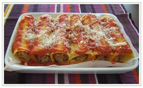 Cilindri di pasta fresca ripieni di carne e cotti al forno! Ricetta Per Il Pranzo Di Pasqua Cannelloni Di Ricotta Al Ragu Di Agnello Ginger Tomato