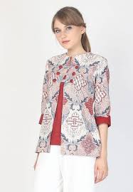 Bagi anda para wanita karir ini dapat menjadi inspirasi dan tambahan koleksi baju kantor di rumah. 450 Ide Batik Kombinasi Di 2021 Pakaian Wanita Model Pakaian Model Baju Wanita