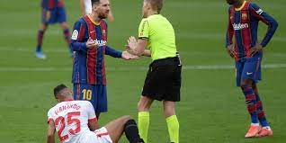 Bila terjadi pelanggaran dalam permaianan sepak bola, maka pihak yang menentukan tendangan bebas adalah. Jenis Pelanggaran Dalam Sepak Bola Beserta Hukumannya Halaman All Kompas Com