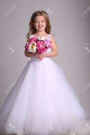 Top angebote auf brautkleider vintage und hochzeitskleider spitze. Kleines Madchen Im Hochzeitskleid Mit Blumenstrauss Kleine Braut Gluckliche Kindheit Kleines Madchen Gluckliche Familie Baby Im Hochzeitskleid Blonde Madchen Isoliert Baby Im Studio Grauer Hintergrund Lizenzfreie Fotos Bilder Und Stock