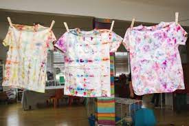 Mewarnai baju ada triknya biar warnanya nggak gampang luntur~. 5 Cara Tie Dye Baju Putih Mudah Dan Anti Gagal