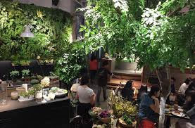 ovocafe 舊街市改建溫室花園被列為三級歷史建築的舊灣仔街市 已以全新面貌示人 市建區保留了舊灣仔街市的主體外殻 並於其上蓋加建四十六層高的住宅 壹環 地下則開設了溫室cafe ovocafe 宛如走進一個美麗的花園 地址 灣仔灣仔道