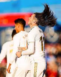 Gareth bale pulls long hair up into a top knot garethbale longhairmen topknot manbun highmanbun soccer hair soccer player hairstyles long hair styles men. New Head Amp Shoulders Commercial Gareth Bale Messi And Ronaldo Lucas Vazquez