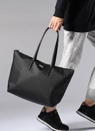 Ce qui est super avec ce sac, c'est que la doublure est dotée d'un imprimé léopard et qu'il y a une pochette à l'intérieur. Lacoste Cabas L1212 Concept Noir Sacs A Main Chez Sarenza 341493
