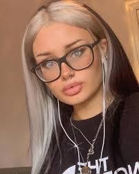 Adele Hendrix's Instagram, Twitter & Facebook