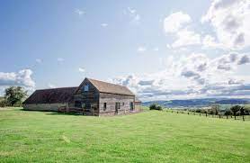 2516 No Bath Wassell Barn Located In The Spectacular Wooded And Hilly Countryside Of The Shropshire Herefo Holiday Cottage Cottage Homes Holidays In England