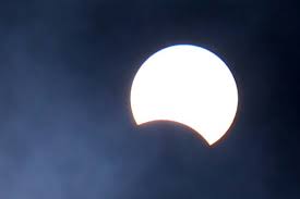 Auf der erde ereignen sich pro jahr nur zwei bis vier sonnenfinsternisse. Sonnenfinsternis Kiwithek