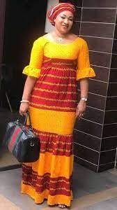 Les modèles sont de plus en plus nombreux et de plus en plus élaborés. Modele Robe Pagne African Print Dress Designs African Print Dress Ankara African Design Dresses