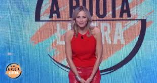 Ma la conduttrice televisiva ha vissuto anche momenti difficili, infatti ricorderete lo sfogo clamoroso di alcuni giorni fa, che aveva lasciato senza parole i vipponi e il. Da Noi A Ruota Libera Si Salva Per Le Storie Ma La Scrittura E Banalotta Tvblog