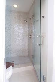 douche met zilverkleurige mozaiektegels badkamer mozaiek badkamer badkamer inspiratie