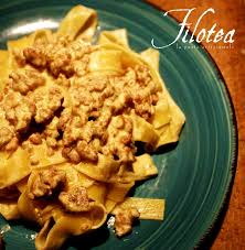 Pasta salsiccia e zafferano cremosa. Tagliatelle Salsiccia E Zafferano