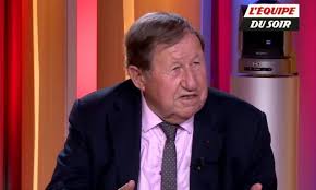 Born 18 october 1938) is a french former football player and manager known for being in charge of french side aj auxerre for more than 40 years and for leading the team to national and worldwide prominence. Guy Roux Explique Que Leonardo Est Maintenant Trop Vieux Pour Etre Efficace Au Psg