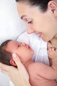Mengumandangkan adzan di telinga kanan kemudian melafalkan iqamat. Mama Papa Wajib Tahu 6 Tip Penjagaan Bayi Baru Lahir Ini Supaya Terhindar Pelbagai Masalah Pa Ma