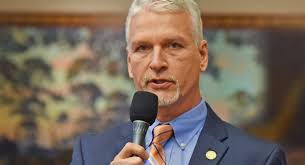 Perry apologizes for fight over campaign sign, says man spit in his face