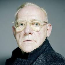 L'album live, fidèle au passé musical de sheller, sonne résolument classique et, si les applaudissements y sont feutrés et discrets, l'interprétation austère et le piano vibrant comme un. William Sheller Info Actualite Potins Mediamass