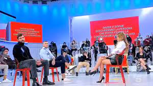 La scelta di sophie codegoni è arrivata nella puntata registrata il 9 febbraio e la tronista ha fatto il suo ingresso in studio un elegante vestito lungo. Uomini E Donne La Scelta Di Sophie Codegoni Un Particolare E Decisivo
