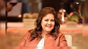نعت الفنانة إيمى سمير غانم، والدتها النجمة دلال عبد العزيز، التي رحلت عن عالمنا صباح اليوم السبت، ونشرت إيمى صورة لوالدها و والدتها عبر حسابها على إنستجرام، وكتبت قائلة: رب ارحمهما كما ربياني صغيرا. F6flim6ldfq M