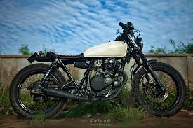 Meet Lady Croft Motorbike Design Cafe Moto Cafe Racer