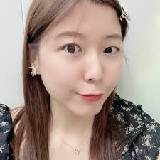 36歲，還沒半個小孩，離婚過一次，至今一直單身，太愛自己所有缺陷，更愛自己所有36年累積的所有失敗紀錄。 以前覺得這樣是注定的人生失敗組，  但不知為何每天照鏡子， 一直被發光的自己嚇到，嘻嘻。