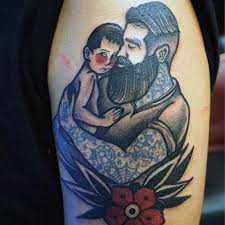 Los tatuajes de padre e hijo varon se basan en algunas efigies e ideas creativas de imágenes o situaciones altamente representativas, las cuales no requieren de palabras para identificar la temática sobre el amor que explota en este vínculo parental, puede ser que papa rinda homenaje a su hijo o que entre los dos se marquen la piel con una imagen simbólica, esto sucede cuanto el hijo ya es. Tatuaje En El Brazo Padre E Hijo Tema Nautico Tattooimages Biz