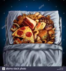 Abend Essen Und Spat Abends Naschen Konzept Als Nahrung Osession Diat Storung Mit Ungesunden Junk Food Und Snacks Im Bett Als Ein Mitternacht Snac Stockfotografie Alamy