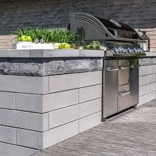 Exclusive to unilock, this patented wall system represents a revolution in wall design. U Cara Walls Verticals Pavers Retaining Walls Niemeyer S