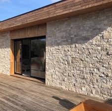 Bellerealisation Parement De Pierres Une Maniere Elegante D Allier La Pierre Et Le Bois Gedimat Vo Construction Maison Construction Amenagement Exterieur