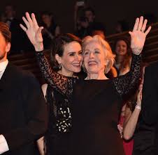 754 296 tykkäystä · 2 659 puhuu tästä. The Incredibly Sweet Reason Sarah Paulson S Girlfriend Doesn T Like Watching Her On American Horror Story Holland Taylor On Sarah Paulson