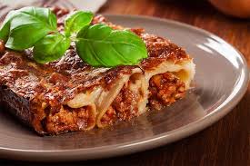 La ricetta classica si esegue realizzando un ripieno di carne tritata e prosciutto cotto. Cannelloni Saporiti Con Carne E Prosciutto Scarlino