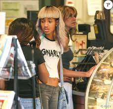 En effet, la fille de will smith et jada pinkett s'est lancée dans une toute nouvelle aventure capillaire en se rasant complètement la tête ! Willow Smith Tenues Et Paroles Osees A 12 Ans La Fille De Will Smith Choque Purepeople