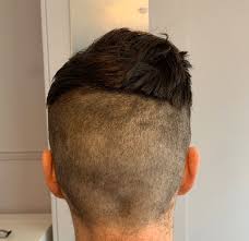 Non hai gli occhi dietro la testa. Fidanzate Annoiate In Quarantena Regalano Ai Loro Fidanzati I Peggiori Tagli Di Capelli