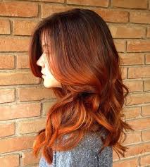 Le balayage au miel est un moyen d'or entre les reflets blonds et bruns. 60 Couleurs De Cheveux Auburn Pour Souligner Votre Individualite