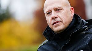 Roger tvingades lägga gravstenen på marken • Priset för att få staga upp  stenen: 3 700 kronor • Kyrkogårdschefen: "Vi lägger oss inte i  prissättningen"