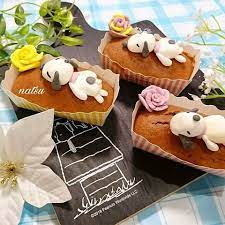 今日作ったおやつ ココア味のミニパウンドケーキ ずっとずっとやりたかったマシュマロフォンダントでスヌーピーとお花トッピング これ楽しい 立体スヌーピーかなり苦手なんだけど まあまあ可愛く出来たから満足 o o おやつ焼くと