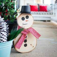 Ce peut être l'occasion d'un atelier bricolage en famille. Bonhomme De Neige En Bois 10 Idees De Decoration De Noel Diy
