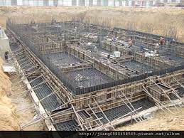 工法介紹 筏式基礎 耐震達7級以上 基座如同船筏底板 地震時較具彈性移動 台中北屯崇德 漢口 十一期 中醫商圈