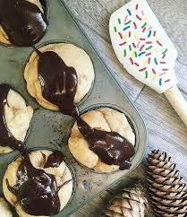 Ces Cupcakes Beurre D Arachides Bananes Et Chocolat De Cathcorm Nous Donnent Faim C Est Notre Inspiration Fraichementpresse Du Jou Desserts Food Breakfast