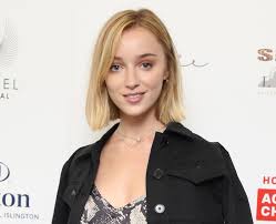 Phoebe harriet dynevor (born 17 april 1995) is an english actress. Who Is Phoebe Dynevor Dating Does She Have A Boyfriend Phoebe Dynevor 11 Facts Popbuzz