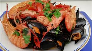 Per preparare la zuppa di cozze alla napoletana si comincia con la pulizia del pesce, partendo dai gamberi, eliminare la testa e la coda (1), poi con le raccomandazioni del direttore del dipartimento dell'asl napoli 2 nord ai comuni della zona flegrea ed in generale a tutti i territori di competenza della. Zuppa Di Cozze Del Giovedi Santo Napoletano Youtube