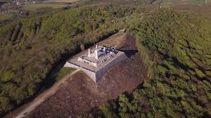 Jej tvorcom je architekt dušan jurkovič a k mohyle vedie asfaltová cesta i nenáročná, 1.8 km dlhá, turistická trasa z brezovej pod bradlom a. VyhÄ¾adu Ustupili Krasne Borovice Video Lesik Pod Stefanikovou Mohylou Rozhadal Slovakov Topky Sk