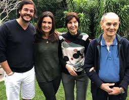No clique, a jornalista surge de cara limpa e look combinando com o do deputado. Pin Em Artistas Nacionais