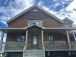 Accent D Un Pignon Avec Bardeau De Cedre En Acier Shake Couleur Timber Ash Pour Une Maison Qui Attrape L œil House Styles Steel Siding Outdoor Decor