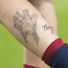 Esperemos que os guste esta obra del mejor jugador del. Tatuaje En El Gemelo Del Nombre De Su Hijo Thiago Junto Con Las Huellas De Las Manos Del Mismo Messi Tattoo Celebrities Male Baby Prints