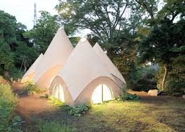 Jikka 5 Structures En Forme De Tipi Pour Des Personnes Agees Par Issei Suma Journal Du Design Maison Japonaise Habitat Japonais Tipi