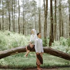 Scopri ricette, idee per la casa, consigli di stile e altre idee da provare. Prewedding Tradisional Bertemakan Alam Pose Prewedding Foto Tunangan Foto Perkawinan
