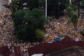 Myanmar está a viver hoje um novo dia de manifestações em massa, após a violência policial do dia anterior, quando 479 pessoas foram detidas sob a acusação de protestos contra o estado. Ao Vivo Acompanhe O Protesto Em Joinville Em Jaragua Manifestacao Terminou Por Volta Das 16h30 Nsc Total