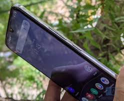 Tampilan ui fres di bagian atas bar dengan tampilan baterai,wifi serta signal 5g yang keren,dial,kontak,sms,setting,aplikasi pihak ke 3 seperti whatsapp juga full modifikasi. Vivo V21 5g Review