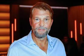 Das Traumschiff": Silbereisen spielt sowohl Beiboot als auch  Notfall-Leuchtboje an die Wand