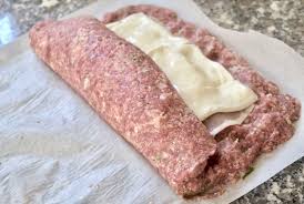 Il polpettone di bietole e carne è un secondo piatto ricco, preparato con bietole fresche sbollentate e con un ripieno filante di formaggio e prosciutto. Come Fare Il Polpettone Di Carne 3 Modi Di Sfizioso It
