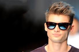 Une coiffure longue pour les hommes avec de longs cheveux bouclés qui forment une frange à l'avant. 10 Idees De Coupes De Cheveux Pour L Ete